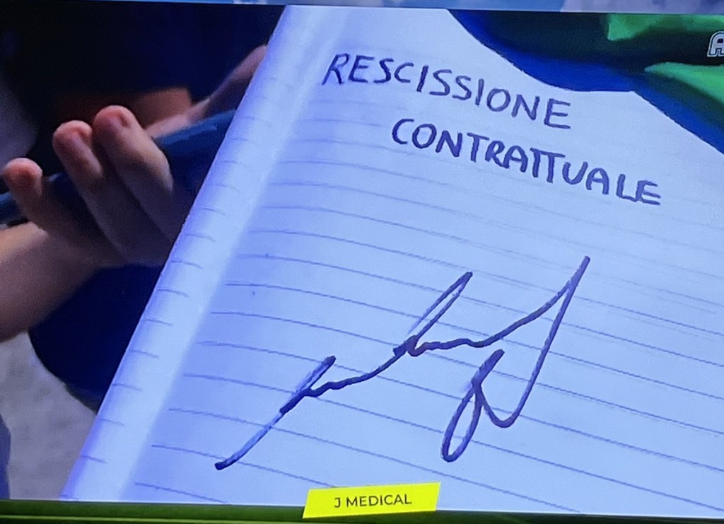有球迷在纸上写上「解约」，并让艾朗蓝斯签名。网上图片