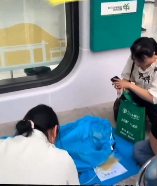 老婦遺體在銀行門前。抖音＠飛翔畫廊