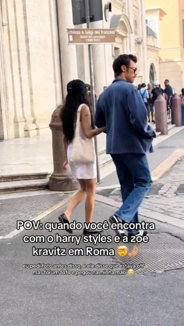 去年8月，Harry和Zoe在羅馬被拍到撓手約會，令戀情曝光。