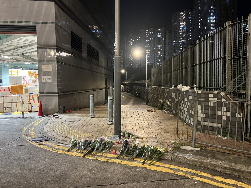 入夜後現場仍擺放大批鮮花。曾志恒攝