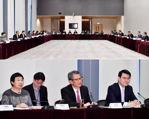 图上，陈茂波（左二）与傅自应（右一）共同主持会议。图下，陈茂波（前中）和邱腾华（前右）。
