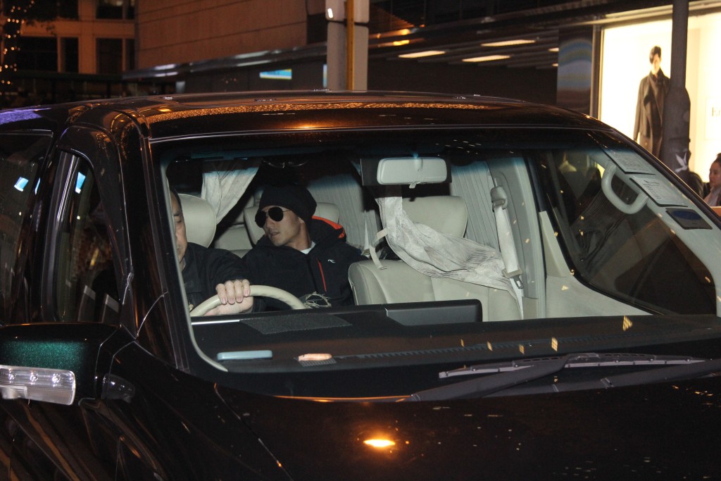 2014年王菲和囡囡窦靖童来港，谢霆锋以七人车迎接女友返回寓所。