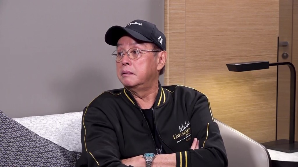 主持許文軒走出錄影廠，親身前往排練室貼身直擊譚詠麟的練歌實況。