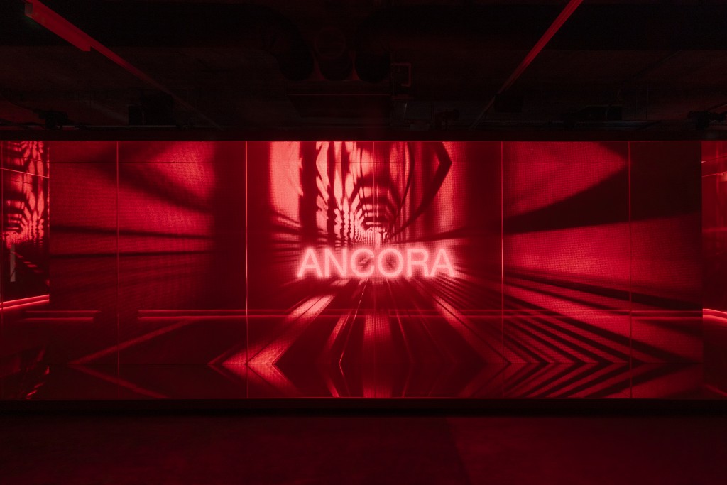 神秘又引人注视的红调空间，就是Gucci Ancora的展览区。