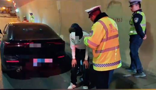 甘肅高速公路有汽車故障，以時速115公里狂奔490公里才停下來。甘肅公安交警