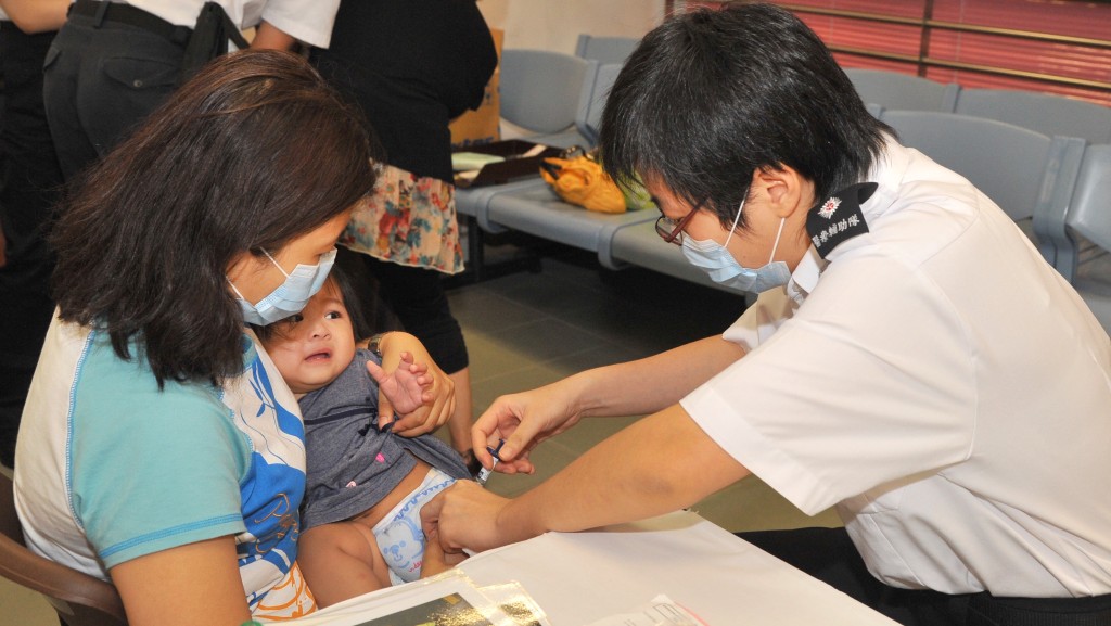 本港兒童在西灣河母嬰健康院接種肺炎球菌結合疫苗。 星島資料圖