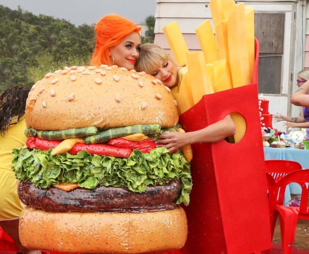 早已跟Taylor重修舊好的Katy Perry,亦有對老朋友的訂婚帖點讚。 早已跟Taylor重修舊好的Katy Perry,亦有對老朋友的訂婚帖點讚。