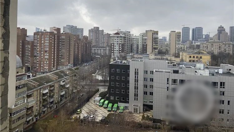 張峰豪指基輔生活區的情況暫會異樣,只是人流車流較平日少。互聯網圖片