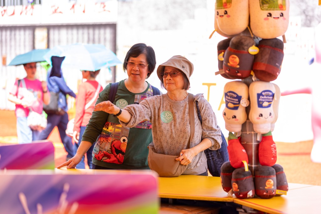 參與社區同樂日的長者及家庭體驗嘉年華內的遊樂設施 。