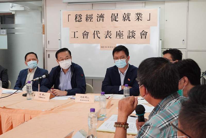 何靖副主任與基層工友互動交流。中聯辦圖片