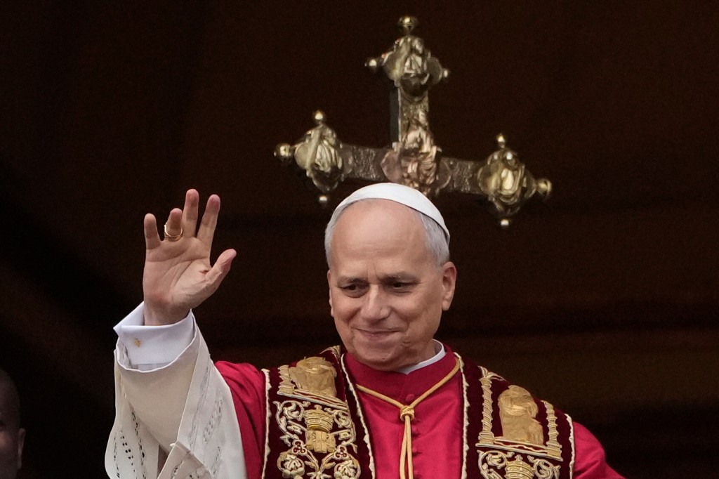 教宗良十四世在圣诞节于梵蒂冈伯多禄大殿中央阳台颁布了他的首篇圣诞文告。美联社