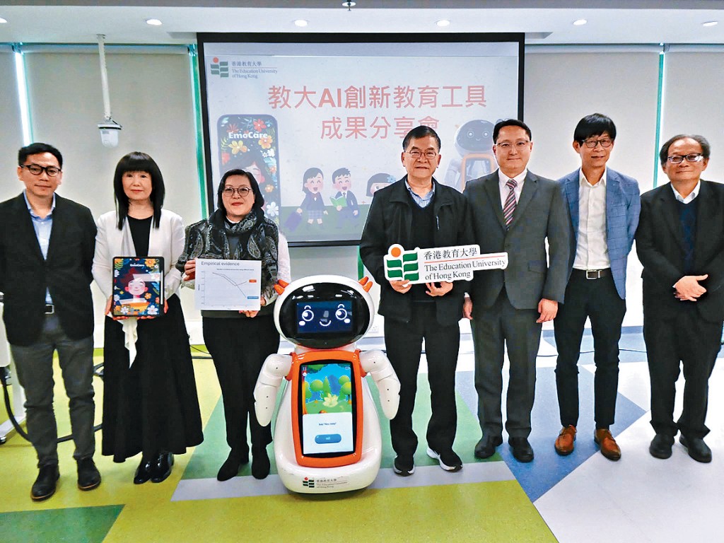 宋燕捷（左二）強調，EmoCare會識別出用戶所輸入內容中的「負能量」，並嘗試阻止用戶的情緒朝着更負面的方向發展。