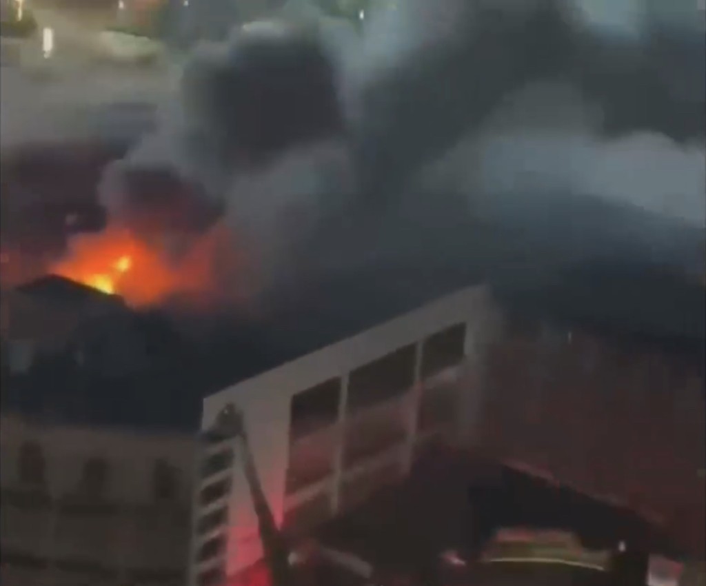 建築物內有明火竄出，並有大量濃煙。