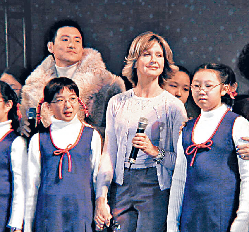 ■奧莉花在2000年來港擔任聖誕活動嘉賓，與張學友合唱。