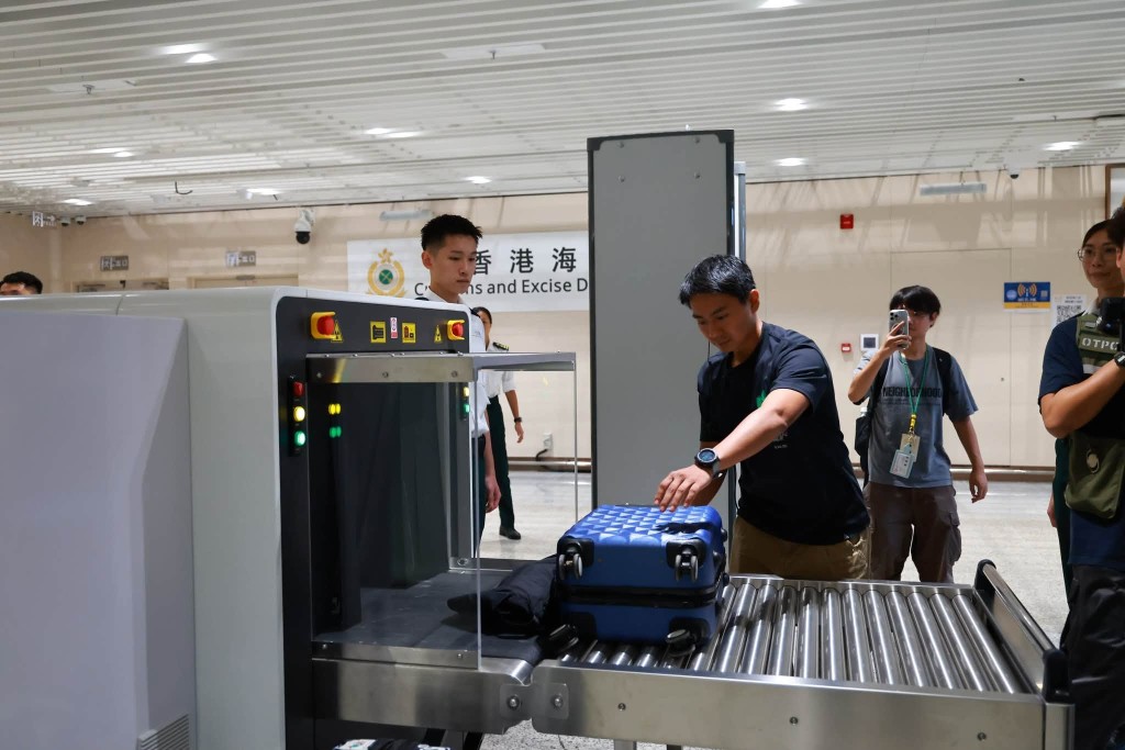 保安局及其他政府部門在皇崗口岸舉行超過5000人參與嘅公共運輸壓力測試。保安局FB 保安局及其他政府部門在皇崗口岸舉行超過5000人參與嘅公共運輸壓力測試。保安局FB