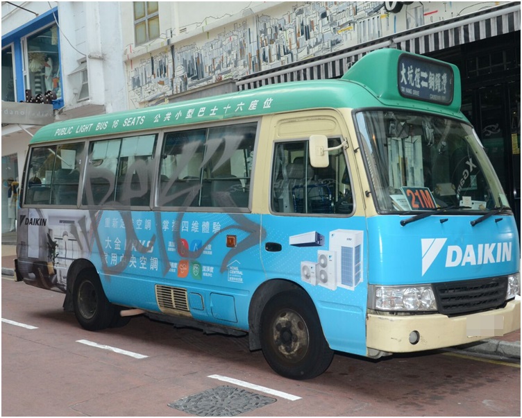 小巴車身遭塗鴉。