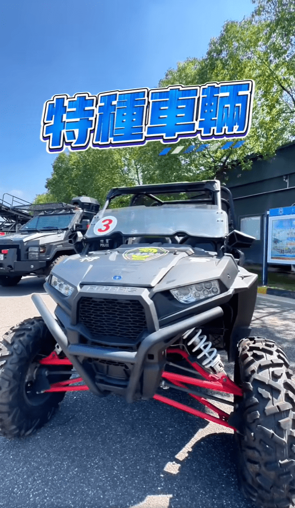 鄧炳強介紹國家級反恐突擊隊的特種車。鄧炳強FB影片截圖