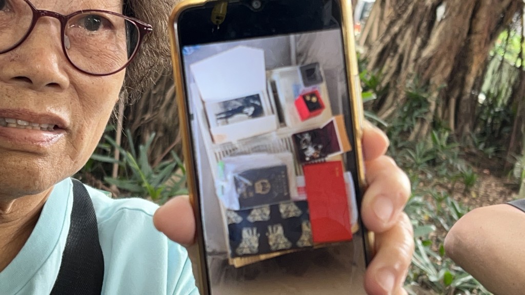梁婆婆展示相片，可見女婿尋獲其部分個人財物，包括護照和舊照等。