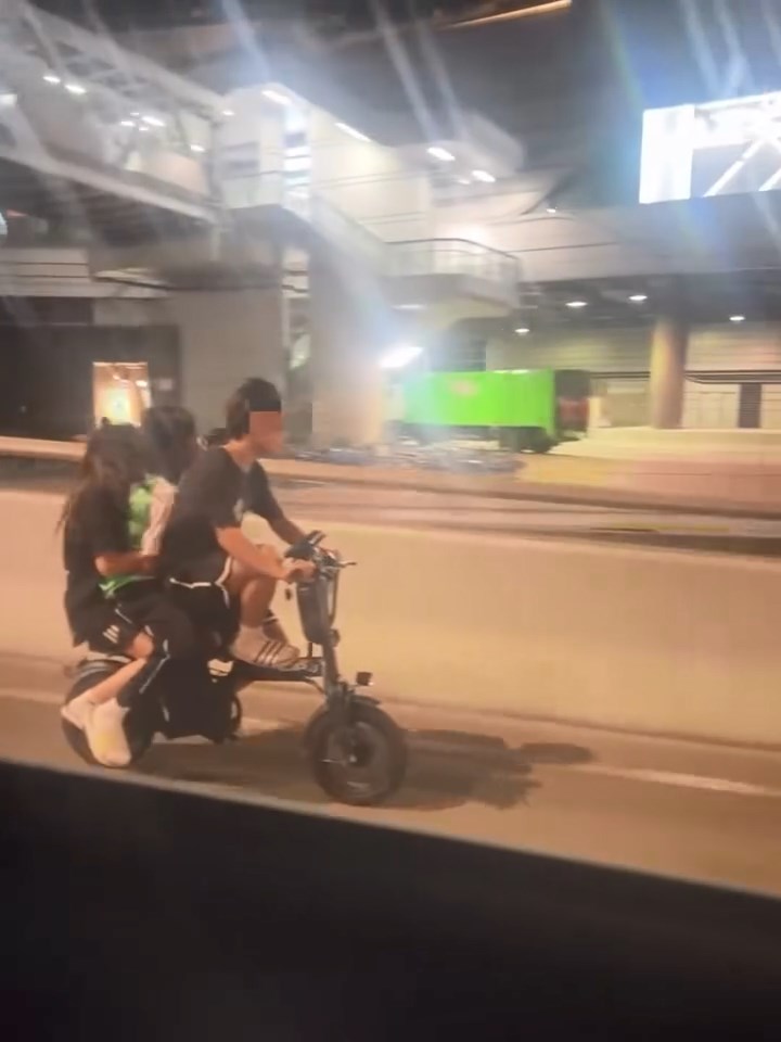 一名青年在元朗踩電動單車飛馳,車後更載有兩人。網上片段截圖 一名青年在元朗踩電動單車飛馳,車後更載有兩人。網上片段截圖