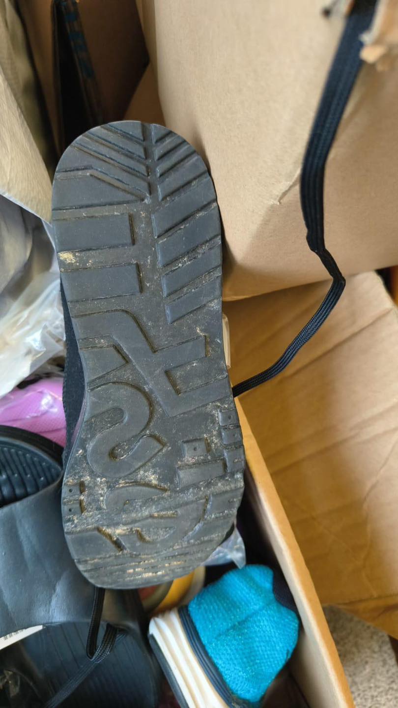 民政事務總署指有捐贈物資為二手衣服鞋襪,當中部分更滿佈污跡、破爛不堪。民政事務總署fb圖片 民政事務總署指有捐贈物資為二手衣服鞋襪,當中部分更滿佈污跡、破爛不堪。民政事務總署fb圖片