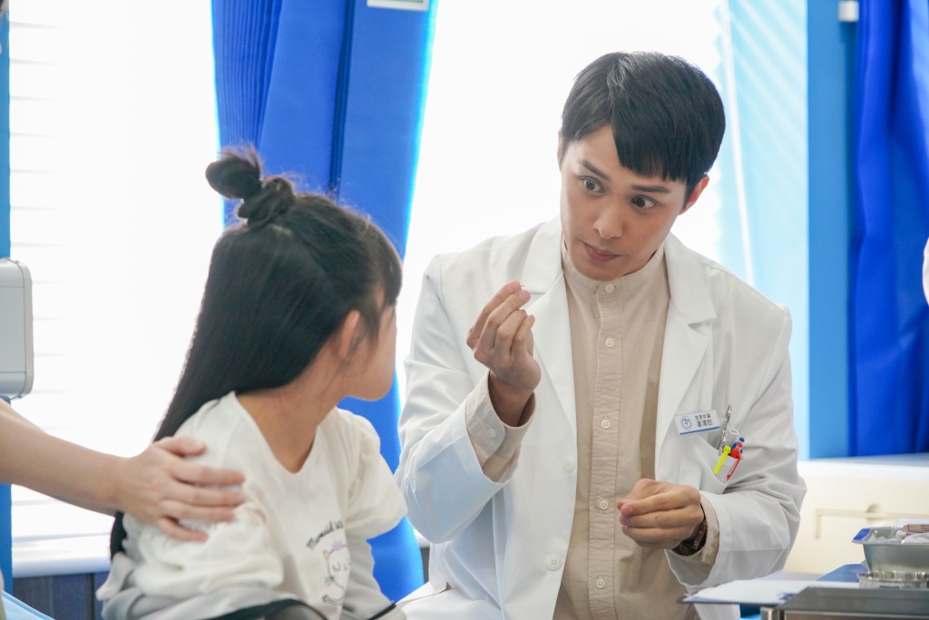 何广沛今次挑战演中医师，剧中有不少推拿同针灸场口，何广沛还説给跷口对白考起。