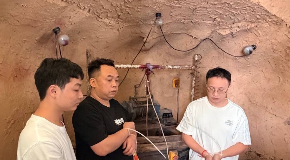 疑犯在柬埔寨一住宅内搭建开采金矿场景。《柬中时报》