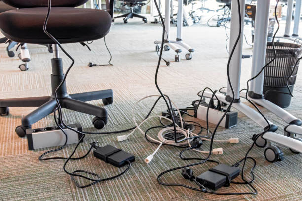 摆放在书桌上的电子产品都需要电源，因此有可能会使用拖板，亦会造成混乱。