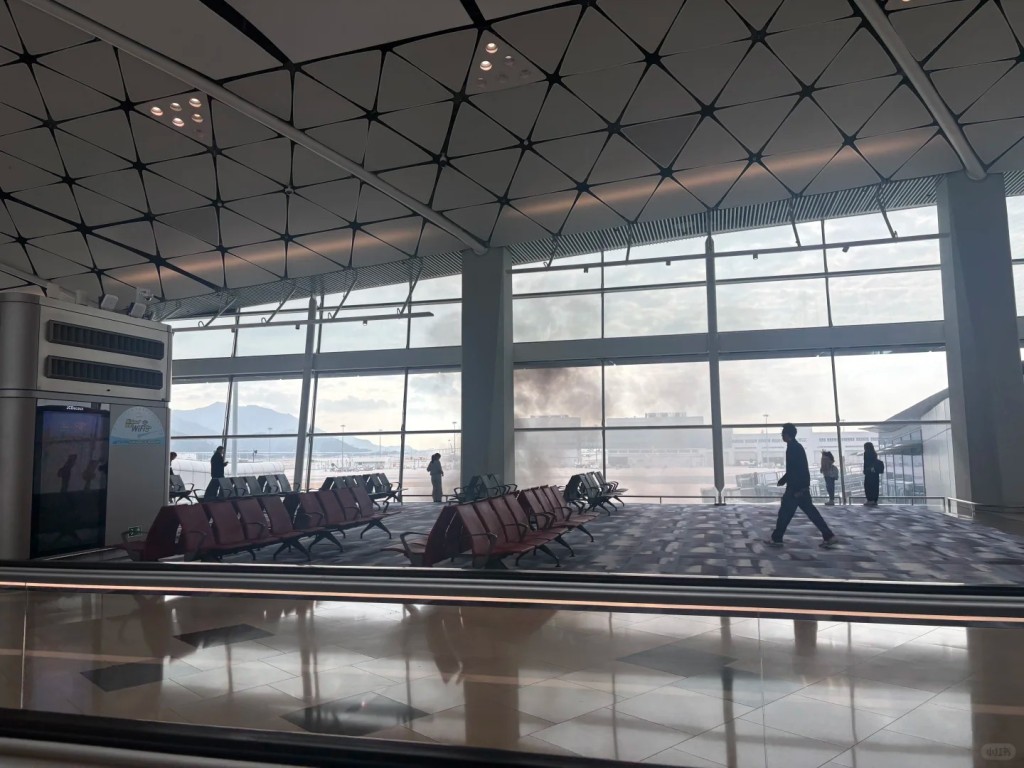 機場中場客運廊近212號閘口一機房突然起火冒煙。網上圖片