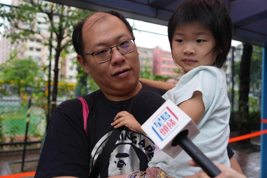鍾先生今日特地帶4歲的女兒前來看巡遊。吳艷玲攝