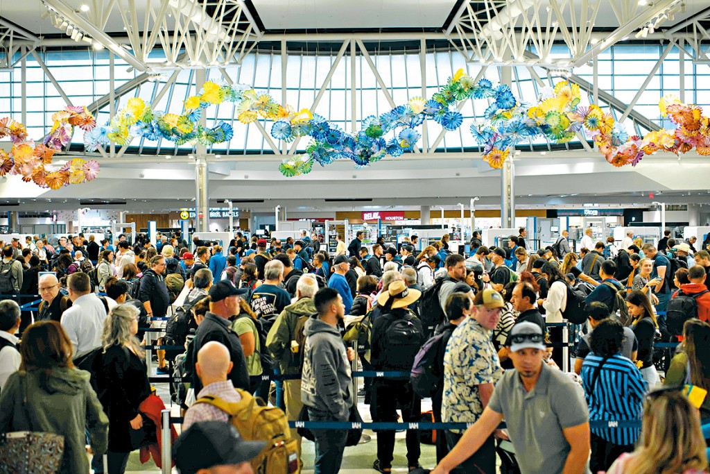 休斯敦國際機場大批旅客排隊等待安檢。