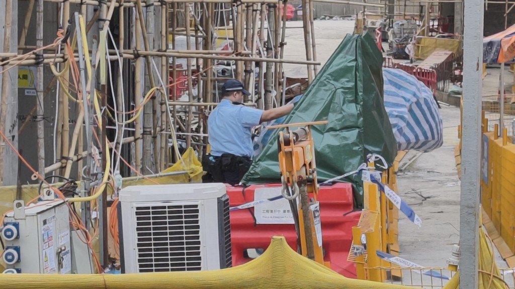 一名男工人從棚架失足墮下,當場證實死亡。黃文威攝 一名男工人從棚架失足墮下,當場證實死亡。黃文威攝