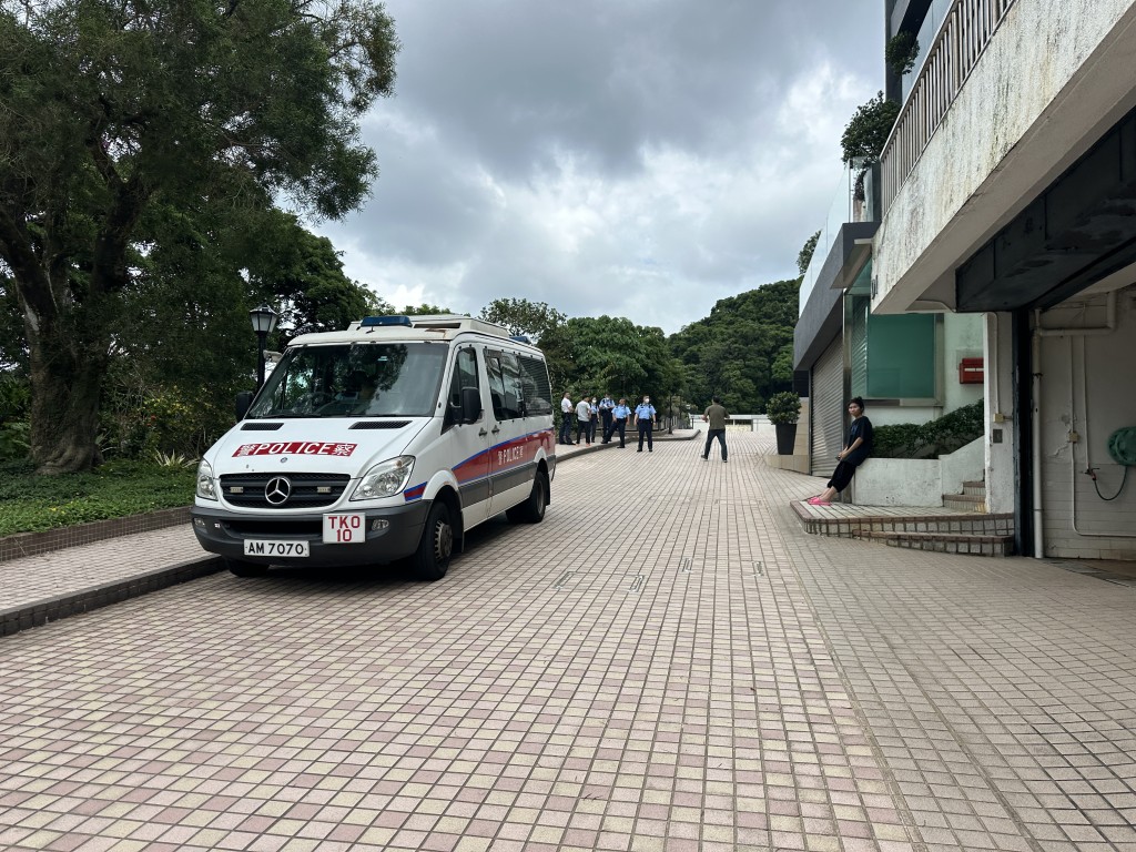 警員發現野豬屍體。