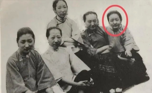 盛愛頤出身豪門,晚年生活困苦,居於化糞池旁的陋室。小紅書@沐心說 盛愛頤出身豪門,晚年生活困苦,居於化糞池旁的陋室。小紅書@沐心說