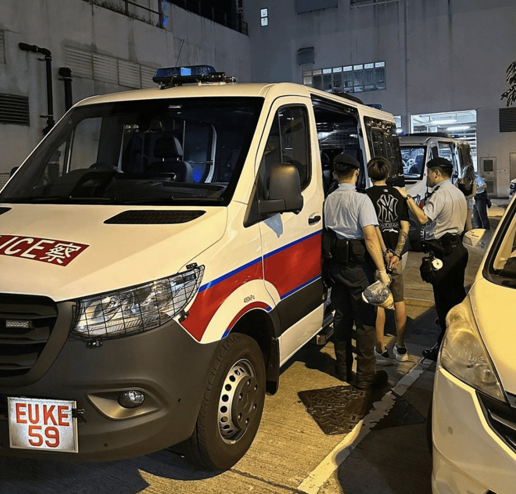 牛頭角德朗邨可疑私家車遇查,警檢27粒依托咪酯煙彈拘毒鴛鴦。圖為警方拘捕的35歲姓黎本地男子。警方圖片 牛頭角德朗邨可疑私家車遇查,警檢27粒依托咪酯煙彈拘毒鴛鴦。圖為警方拘捕的35歲姓黎本地男子。警方圖片
