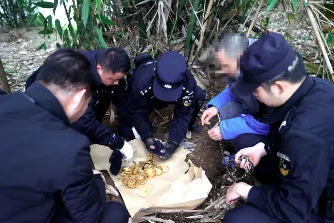 警方帶疑犯在黃金埋藏地起出謝某埋藏於地下的兩袋黃金。