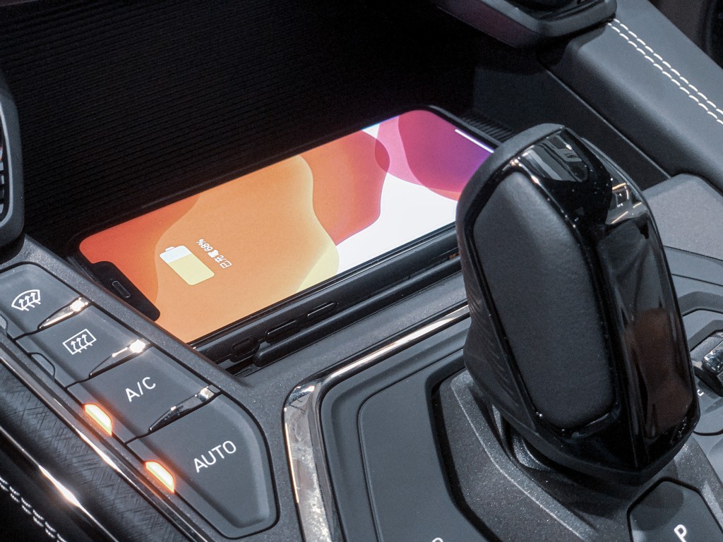 新車設有手機無線快充，以及具備透視底盤功能的360環視鏡頭。
