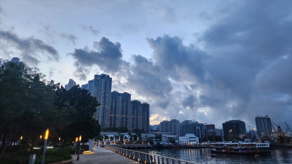 大致多雲，有幾陣驟雨，初時局部地區有雷暴。