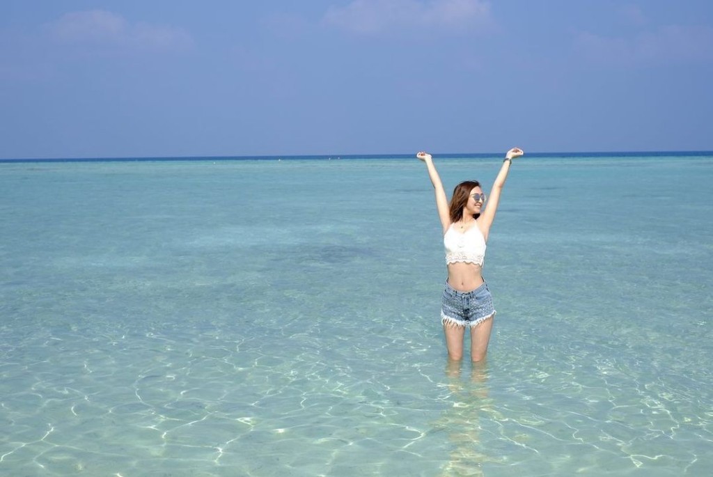 還落水張開雙手。