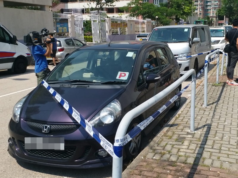 鄺俊宇的坐駕停泊路邊，警方拉起封鎖線。