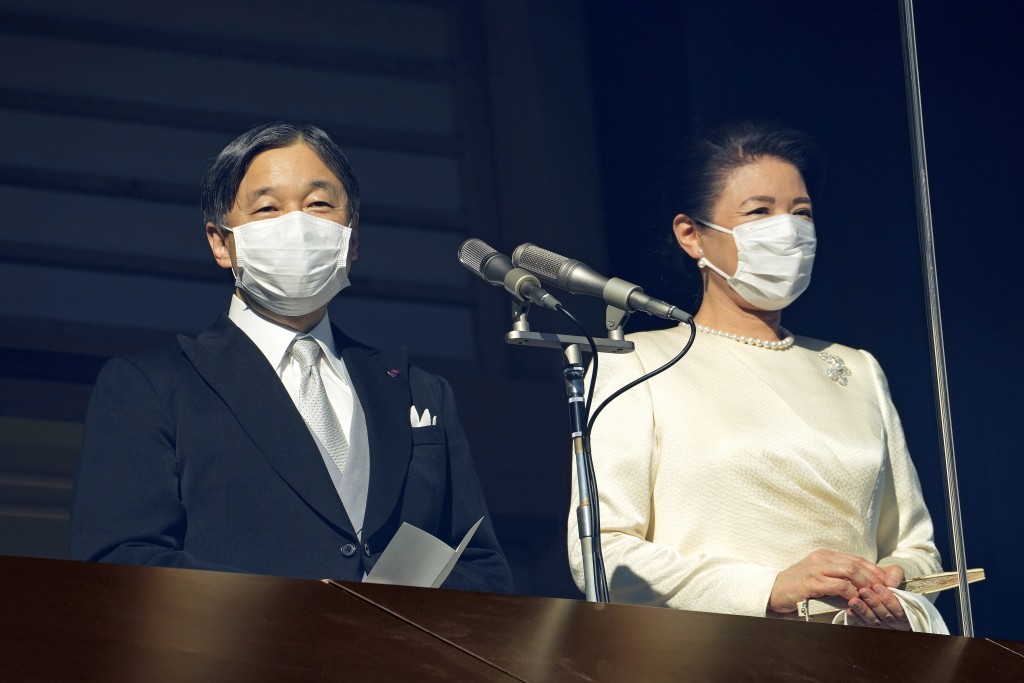 日本德仁天皇与雅子皇后在东京皇宫阳台上向民众发表讲话。AP