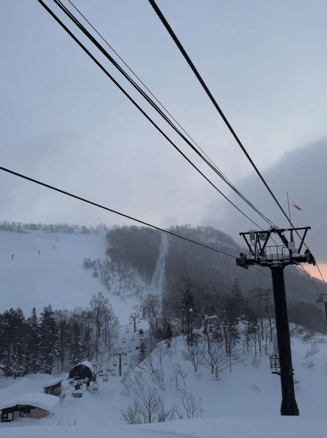 日本长野县小谷村栂池高原度假村滑雪场，日前发生罕见致命缆车事故。IG@tsugaike_kogen