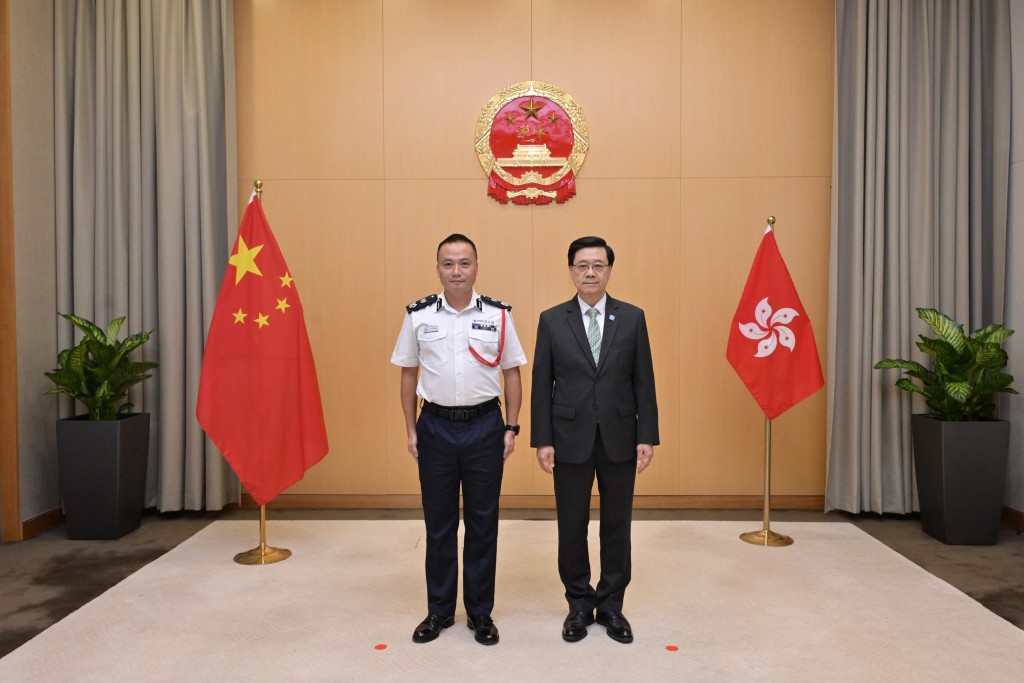 行政長官李家超(右)今日(22日)與警務處副處長(國家安全)江學禮(左)合照。政府新聞處圖片 行政長官李家超(右)今日(22日)與警務處副處長(國家安全)江學禮(左)合照。政府新聞處圖片
