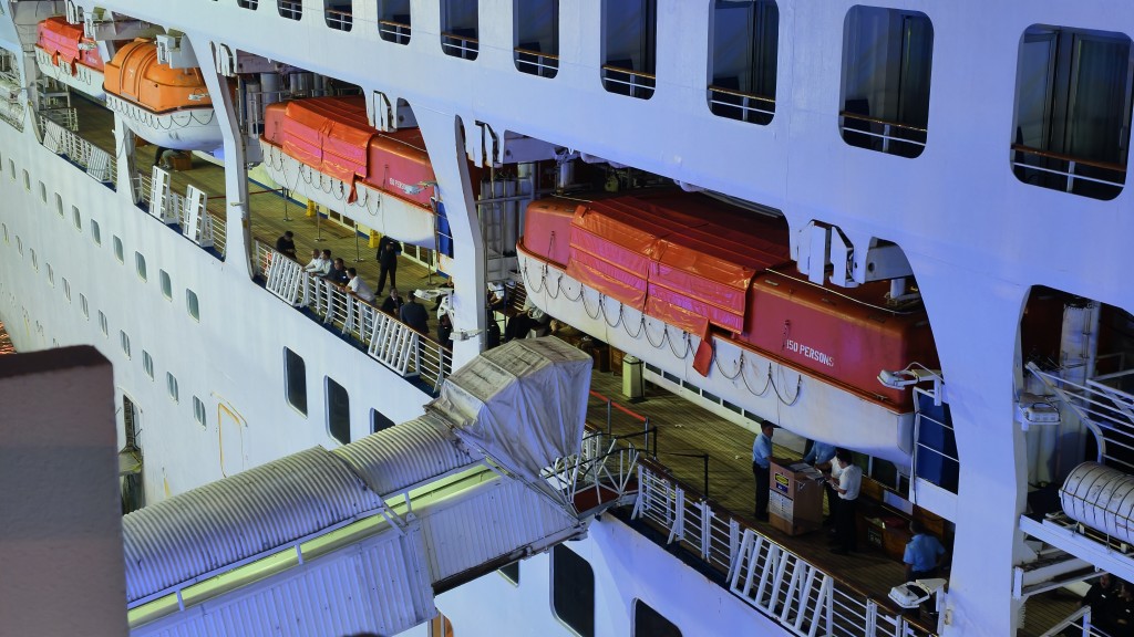 船員們紛紛走到甲板通風位置。 船員們紛紛走到甲板通風位置。