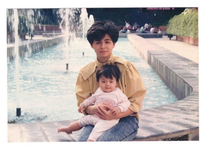 黃媽媽在兩個女兒出世後,辭職成為家庭主婦,專心照顧兩個女兒,患癌後反而變成被女兒照顧的對象。 黃媽媽在兩個女兒出世後,辭職成為家庭主婦,專心照顧兩個女兒,患癌後反而變成被女兒照顧的對象。