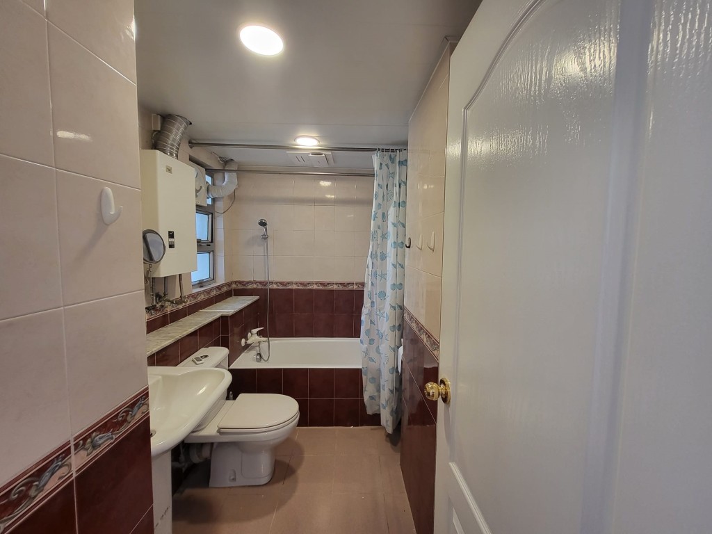 浴室空間寬敞，設齊全潔具。