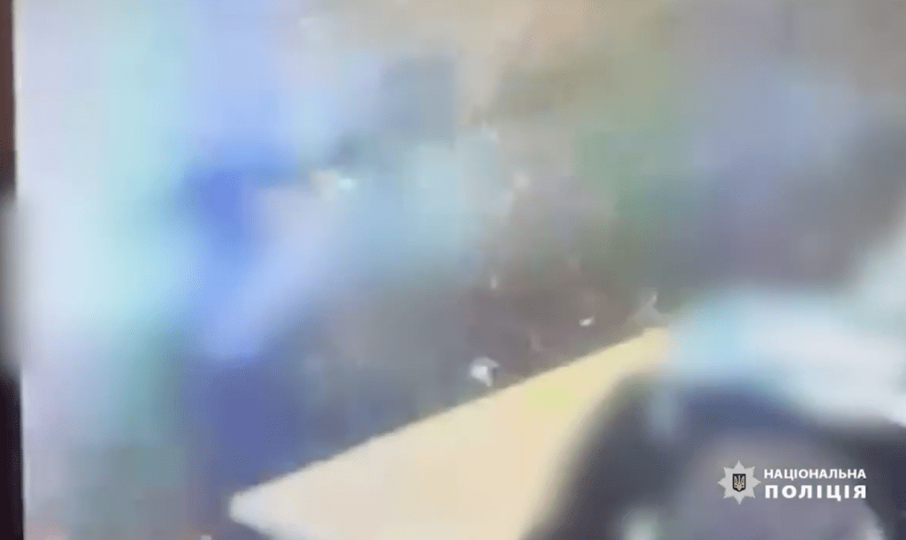 手榴彈爆炸一刻，影片畫面變得一片模糊。