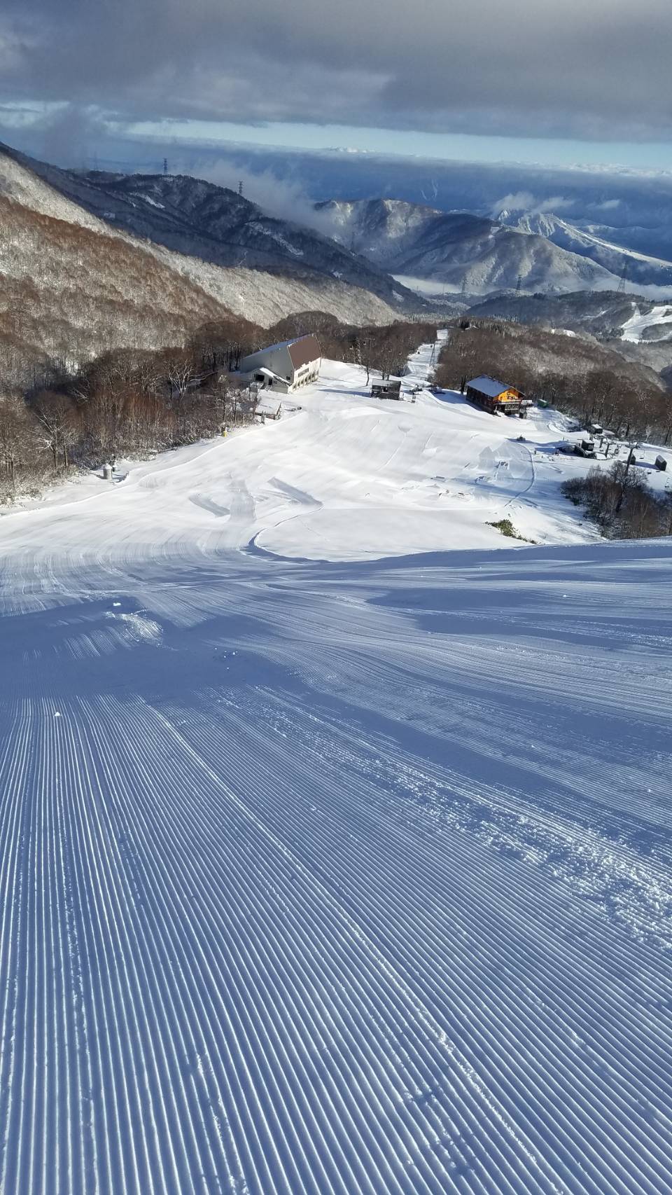 有在新舄的中国滑雪教练指，游客绝不可进入滑雪场禁止进入的雪道滑雪。社交平台X