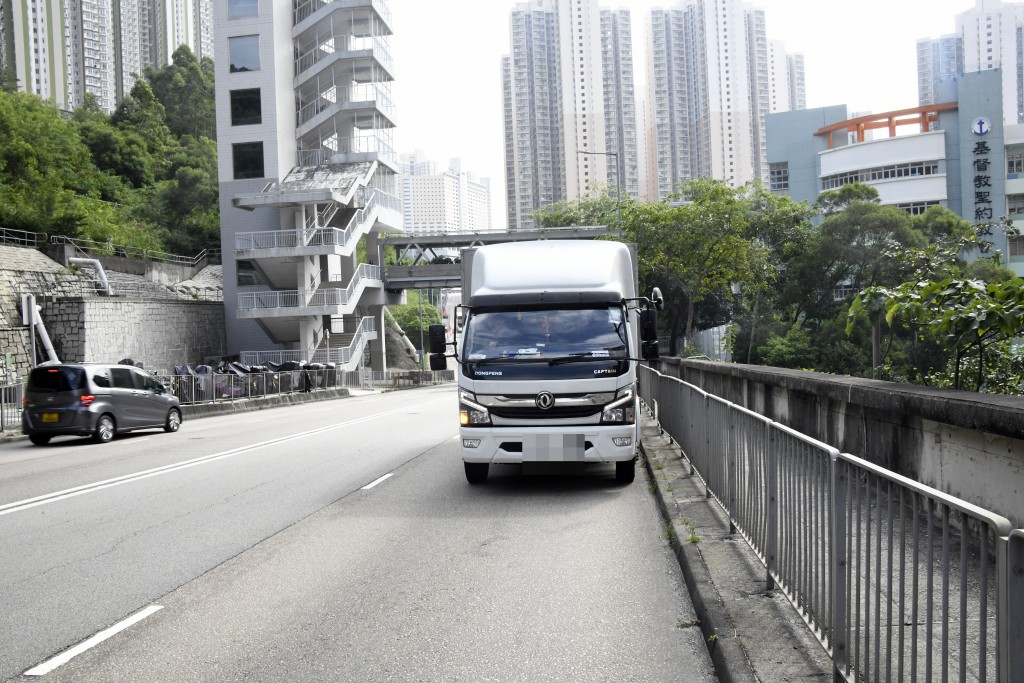 電單車撞到路邊貨車。楊偉亨攝