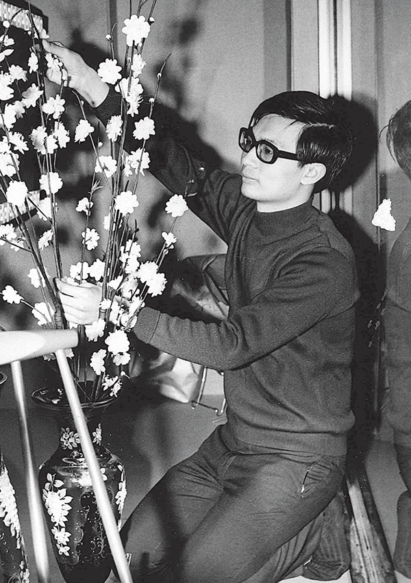 譚耀宗是上世紀六十年代的打工仔，曾當售貨員及櫥窗設計員。