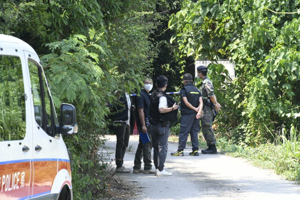 大批警员在附近搜查，警员封闭坪洋村附近一段路。